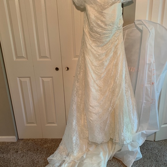 NWT Beautiful Lace Wedding Dress